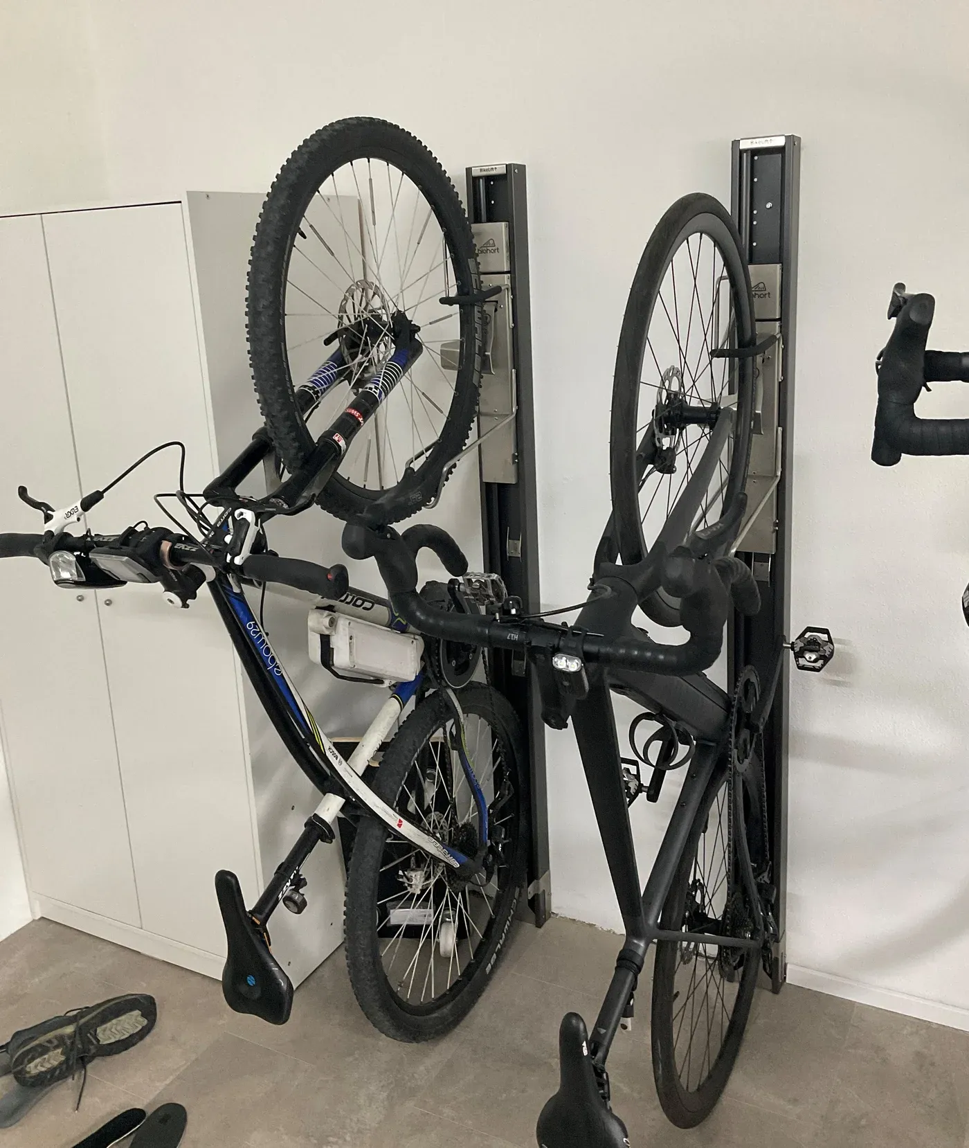 HYRIXDIRECT Wall Mount Bezem Mop Houder Hanger Tuin Tool Organisatoren Rack Garage Wasruimte Organisaties en Opslag met Haken Heavy Duty