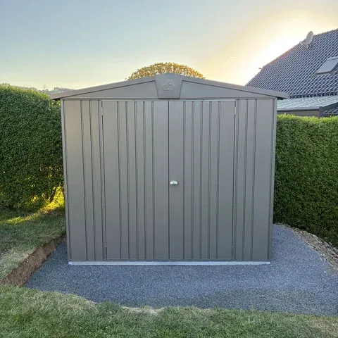 Biohort Gerätehaus Europa in der Farbe Quarzgrau-metallic auf einem Splittbett.