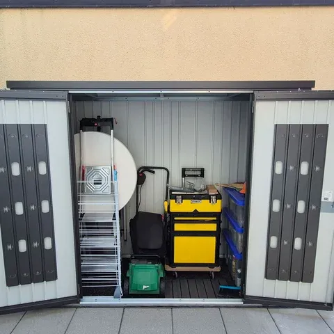 Kundenfoto Biohort Geraeteschrank in der Farbe dunkelgrau offen