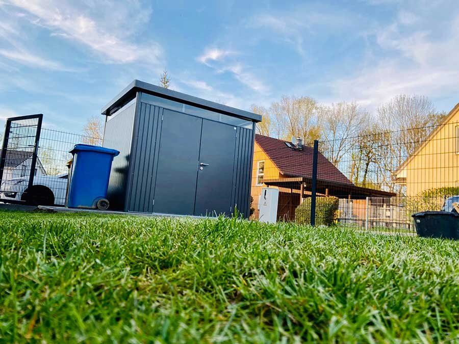 Stilvolle Gartenhütte aus Metall mit Flachdach Biohort Deutschland