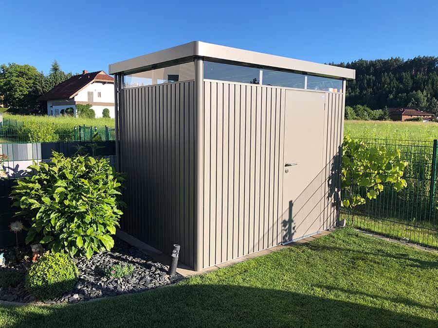 Stilvolle Gartenhütte aus Metall mit Flachdach Biohort Deutschland