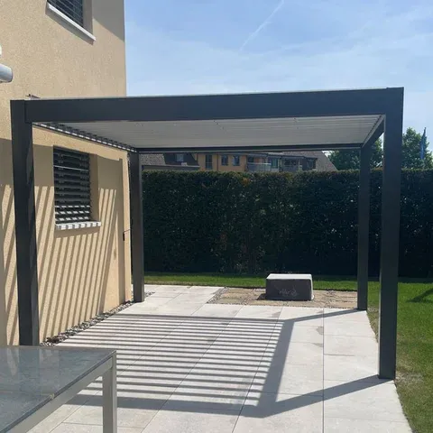 Kundenfoto Pergola in der Farbe dunkelgrau mit silbernen Dachlamellen