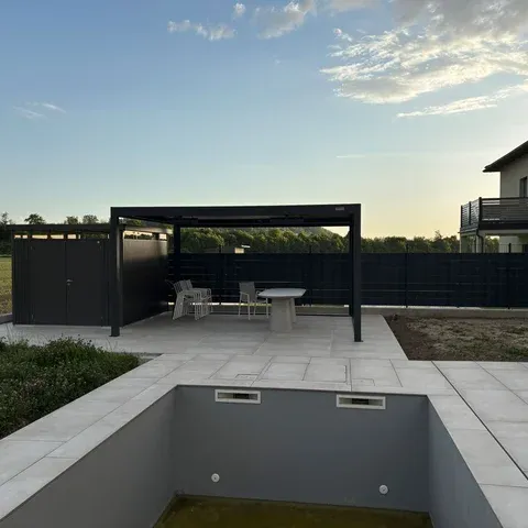 Kundenfoto Pergola in der Farbe dunkelgrau in Kombination mit einem Highline
