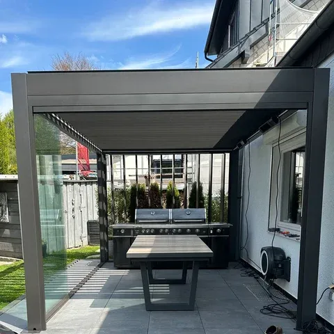 kundenfoto-biohort-pergola-dunkelgrau-glasschiebewand-2026-06