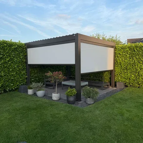 kundenfoto-biohort-pergola-dunkelgrau-sonnenschutzrollo-2026-06