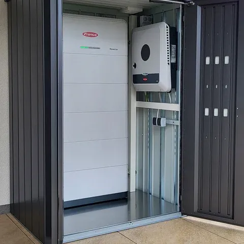 Biohort Terrassenschrank Romeo mit Photovoltaik Wechselrichter und Speiche. Kundenfoto.
