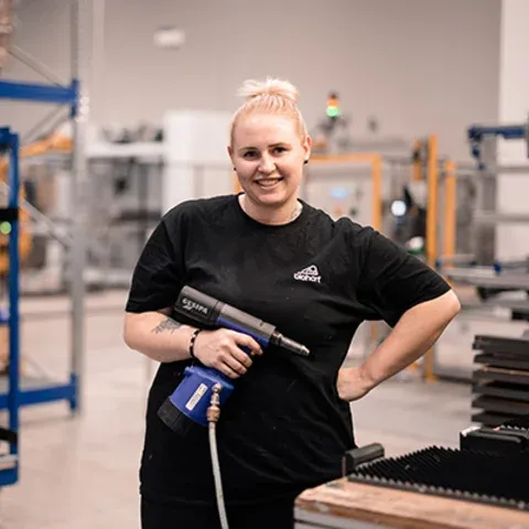 Produktionsmitarbeiterin bei der Arbeit | © Produktionsmitarbeiterin bei der Arbeit