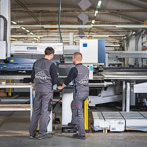 Produktionsmitarbeiter bei der Arbeit | © Produktionsmitarbeiter bei der Arbeit