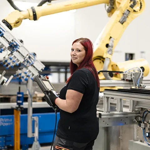 Produktionsmitarbeiterin bei der Arbeit | © Produktionsmitarbeiterin bei der Arbeit